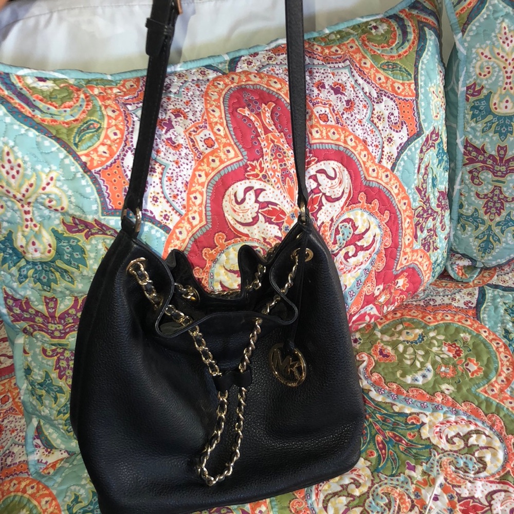 ***MICHAEL KORS BLACK SHOULDER TOTE****